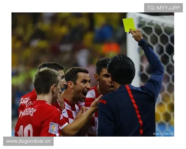 教练红牌判罚背后，裁判权力和规则界限如何划分