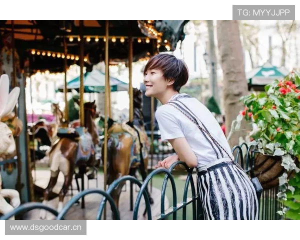 亚历克斯·摩根街拍，手捧路边咖啡、脚踩定制球鞋，这反差笑裂我了