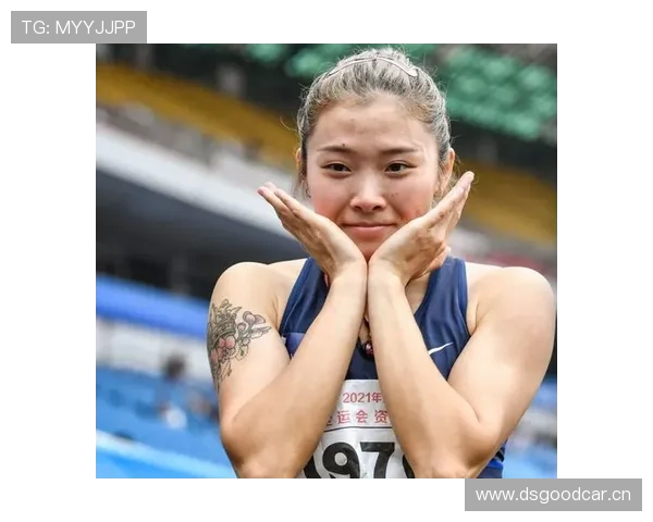 吴艳妮赛前涂指甲油的样子，真的不像来比赛的