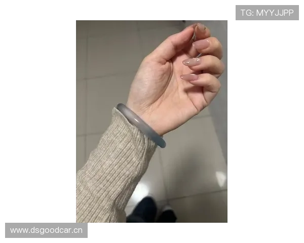 小威廉姆斯穿睡袍坐VIP包厢啃外卖，名牌盒子随手一摞，这日常也太富豪了吧